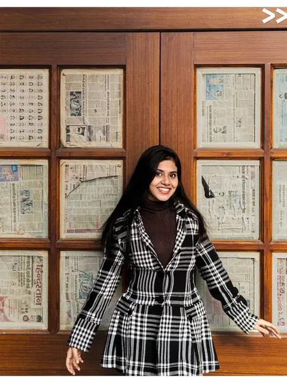 I enjoy finding unique backdrops in urban settings. This portrait uses the interesting texture of a newspaper-paneled door to create a stylish, modern look. It shows how we can get creative even in a simple city spot.