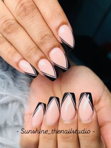 Another angle of the sharp, double-line black French tips.