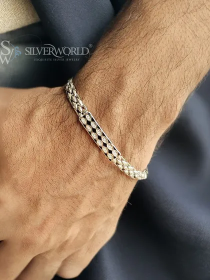 Our diamond-cut centerplate bracelet offers a refined edge. The intricate texture on the plate is designed to catch the light, adding a subtle yet confident flash to your wrist. It's a lightweight and effortlessly stylish sterling silver piece.
