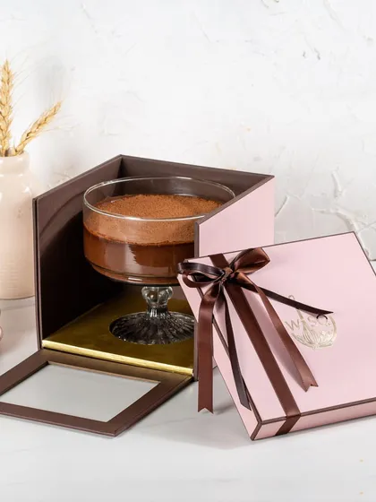 My single dessert gift boxes are perfect for a personal indulgence. This Dark Chocolate Mousse is presented in a lovely pink window box, ready to be gifted.