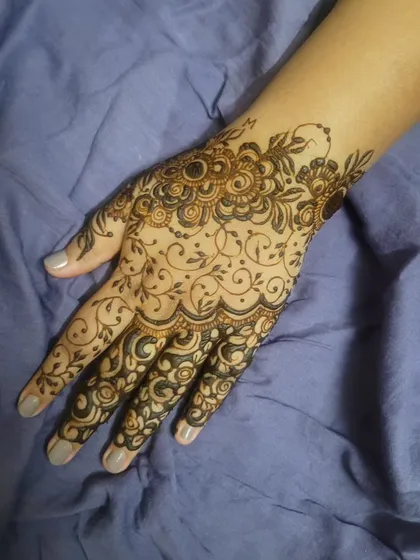An Eid henna inspiration piece. This design features a beautiful flow of vines and swirls across the back of the hand.