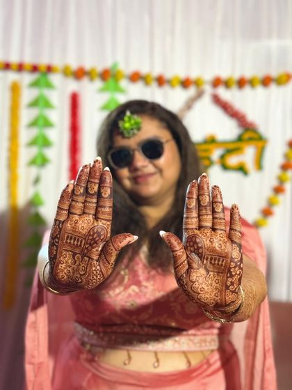 A close-up of her beautiful party mehendi, full of intricate details.