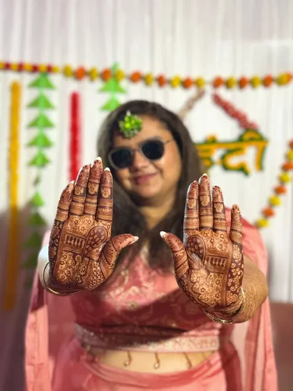 A close-up of her beautiful party mehendi, full of intricate details.
