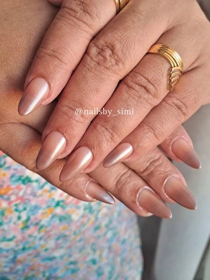 A trendy mirror chrome ombré. The metallic finish gives this brown nude gradient a super cool and modern look.