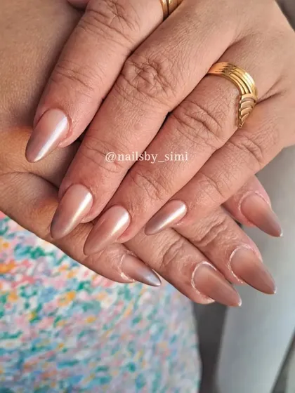 A trendy mirror chrome ombré. The metallic finish gives this brown nude gradient a super cool and modern look.