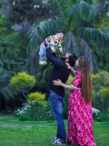 There's pure magic in the simple moments. An outdoor session like this one, set against the greenery of a park, allows for so much natural fun and laughter. Lifting your little one up to the sky is a classic memory I love to freeze in time.