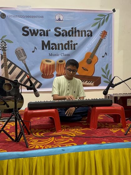 This young musician is completely absorbed in his keyboard performance on stage. We aim to instill a deep love for music that goes beyond just hitting the right notes.