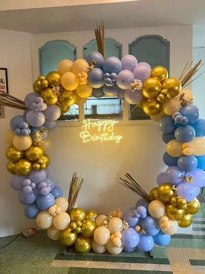 A full view of the modern pastel and gold balloon ring. The addition of dried pampas grass gives it a unique, bohemian touch, showing how we can customize designs to fit your personal style.