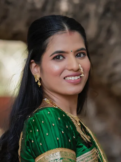 A happy, smiling portrait of the engagement bride. This is the unfiltered, real result of my work.
