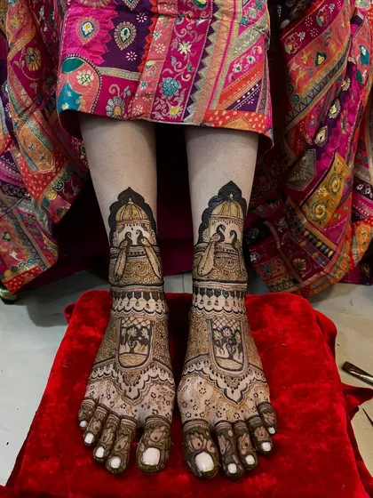 Another view of the doli and peacock leg design. The symmetry and detail are stunning, creating a truly memorable piece of art.