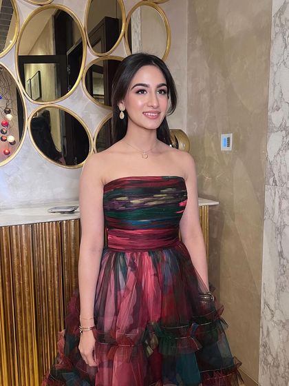 A full view of this simple and radiant look. The minimal makeup allows the colourful dress and her natural beauty to be the focus, perfect for an elegant evening affair.