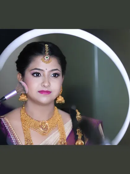 A little glimpse behind the scenes. Here I am adding the final touches to a South Indian Murtham look, ensuring every detail is perfect before the bride walks out for her ceremony.