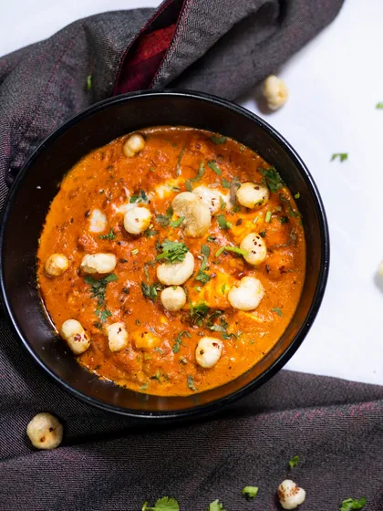 Our Paneer Makhana Masala is a unique combination of creamy paneer and healthy makhana, cooked in a delicious onion and tomato gravy.