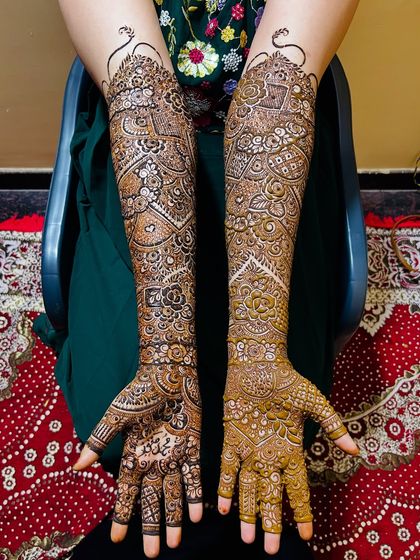 A stunning example of a full-coverage bridal design. The patterns are a mix of Indian and Pakistani styles, creating a unique and beautiful fusion.