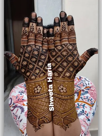 A unique back-hand design featuring a bold bandhani-inspired pattern. The diamond grid filled with tiny dots creates a texture reminiscent of traditional Indian textiles.