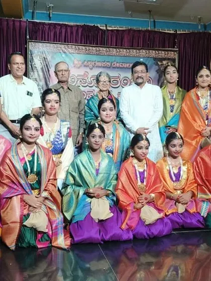 A group photo of all the performers for the Navaratri program at Siddi Vinayaka temple.