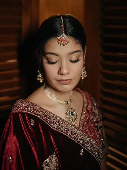 A quiet moment captured beautifully. For this bridal look, I focused on soft, shimmery eyeshadow with a delicate wing and a natural skin finish to create a timeless and elegant portrait.