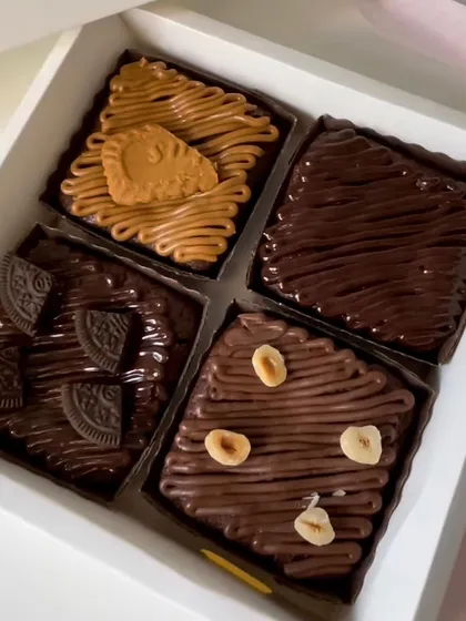 This four-piece assorted brownie box is a popular choice for smaller gifts. It features my fudgy brownies with four different toppings: Lotus Biscoff, plain chocolate, Oreo, and Nutella hazelnut.