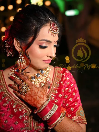 This close-up shot highlights how a bride's chooda works with her entire look. The traditional red bangles are paired with kundan kadas that echo the design of her stunning necklace and maang tikka.