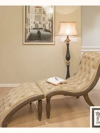 Comfort should never compromise on style. This tufted leather divan, or chaise lounge, is designed for ultimate relaxation with its graceful curves and matching ottoman, offering a perfect corner to unwind with a book.