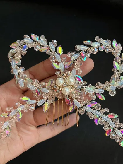 For my brides who love a bit of drama and sparkle, this crystal bow comb is a total showstopper. The way it catches the light is just magical, perfect for your reception or cocktail look.
