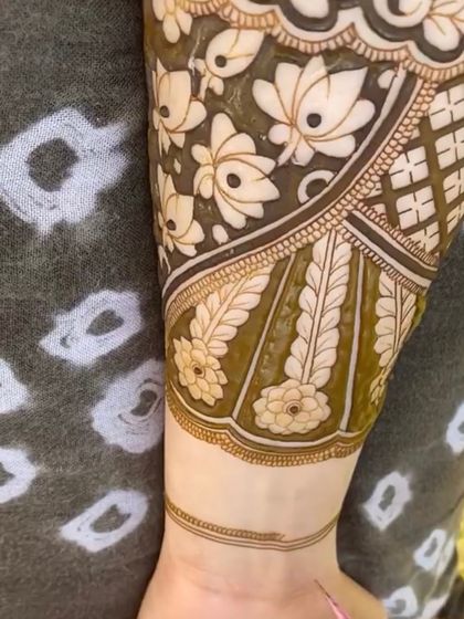 A work in progress shot. This close up shows the beautiful contrast between the dark henna paste and the lighter, shaded areas in a floral design.