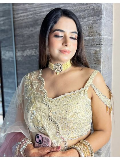 A festive Karwachauth makeup look. The soft gold tones on the eyes and the glowing skin are perfect for this special occasion.