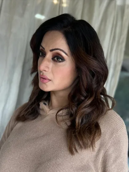A glossy, rich brown mane paired with a sultry smokey eye. This is a powerful and confident look, showing how the right hair and makeup can bring the sass.