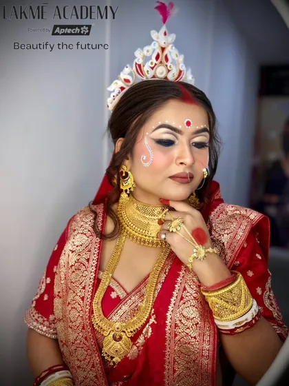 This image highlights the half-cut crease eye makeup on a Bengali bride, a modern technique applied to a traditional look. Our courses blend contemporary skills with classic styles.