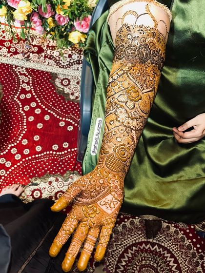 A stunning full-arm bridal design for my beautiful bride, a fellow makeup artist. The patterns are intricate and the coverage is flawless.