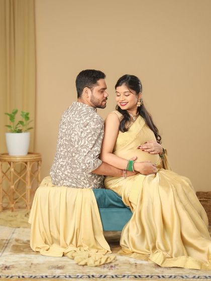 Brimming with elegance. This ethnic Indian maternity look is so graceful, with the golden saree and the intimate pose creating a truly beautiful memory.