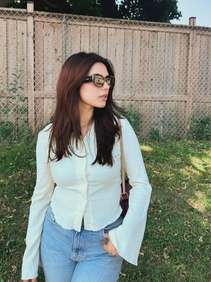 A sunny, outdoor shot of a casual college outfit, showing a different setting beyond the typical indoor selfie.