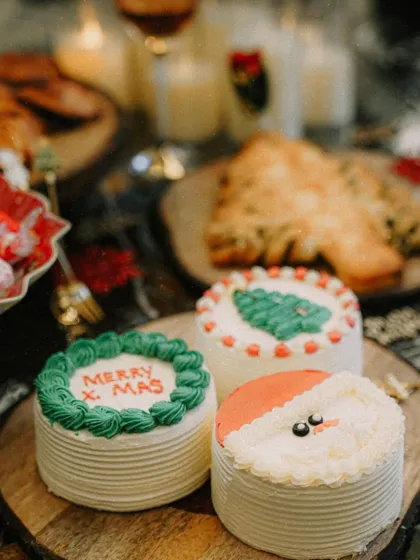 I create mini bento cakes for all kinds of festivals, like these adorable Christmas-themed ones. They are perfect for small celebrations or as a sweet, personal gift, available in designs like Santa, a Christmas tree, or a festive wreath.