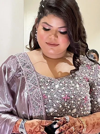 A beautiful HD party makeup look for a parents' silver jubilee celebration. The lavender lehenga is paired with soft curls.