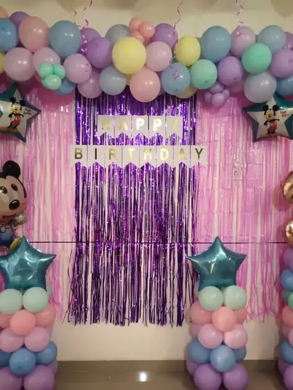 A duplicate shot of the pastel Mickey Mouse theme, showing the full setup.