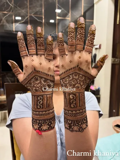 A beautiful design for the back of the hands. This pattern features intricate floral and geometric bands on the wrist, with delicate dots adding a touch of grace to the fingers.