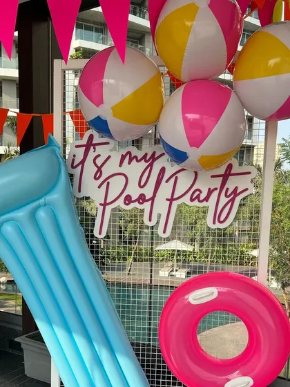 A close-up of the "It's my Pool Party" photo corner, perfect for capturing memories of a sun-soaked celebration.