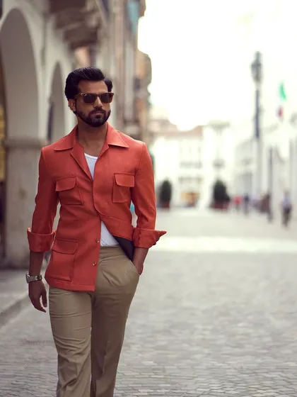 A casual, confident stride in our linen safari jacket. The four-pocket design is both practical and stylish.
