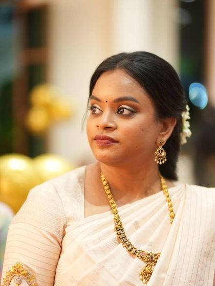 A close-up of our client Anusha, looking serene and beautiful in a classic off-white Kanjivaram.