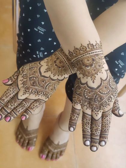 The back of the hands deserves just as much love. This design features a classic scalloped pattern with intricate fills, extending from the wrist to the fingers for a complete and elegant look.