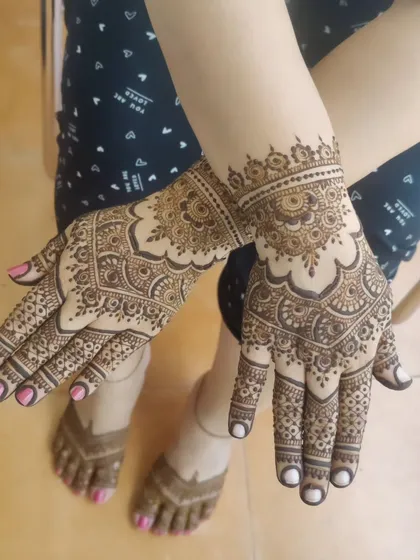 A classic and elegant back-of-hand design. The scalloped edges and detailed mandala work are timeless.