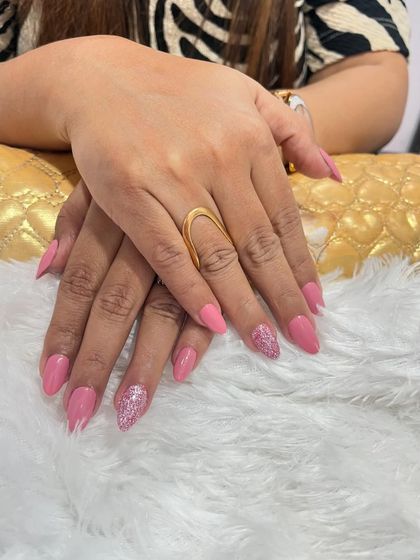 A beautiful set of temporary extensions with a soft pink gel polish. To add some glamour, I created a sparkling pink glitter accent nail on the ring finger.
