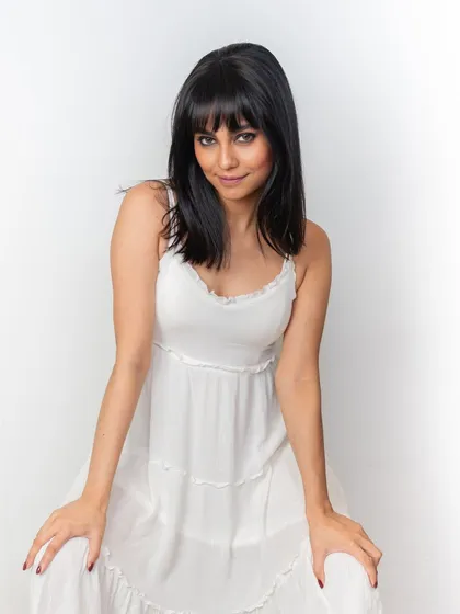 A beautiful final look featuring my clip-in front bangs. They create a chic and charming style, perfectly framing the face and adding a touch of effortless elegance to your overall look.
