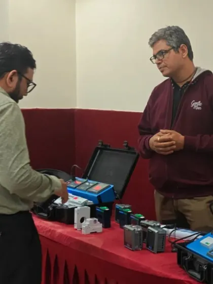 A one-on-one discussion at our Pune Retailer Day. These focused conversations allow us to address specific questions and build stronger connections with our partners.