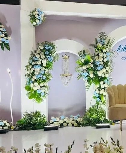 A fresh and elegant design for Dhruv and Apurva, using a palette of cool blue and white florals. The structured white arches and hanging chandelier create a sophisticated and serene atmosphere.
