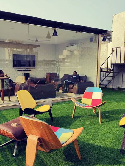 A candid look at a finished project in use. Our glass rooms provide a comfortable, climate-controlled space to enjoy the view, no matter the weather outside.