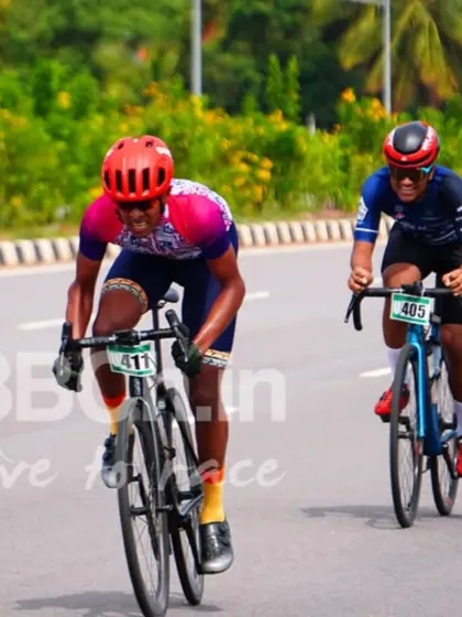 Two riders from the U-18 category sprint for position. The competitive spirit is alive and well in our younger age groups.