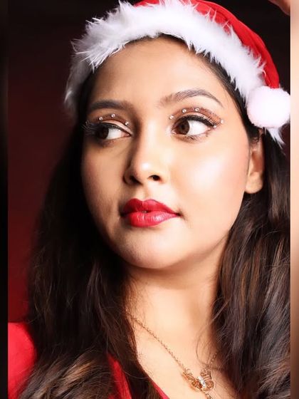 A close-up of the Christmas makeup look. Here you can see the detailed gold glitter on the eyelids, adding a touch of holiday magic and sparkle that is perfect for any party.