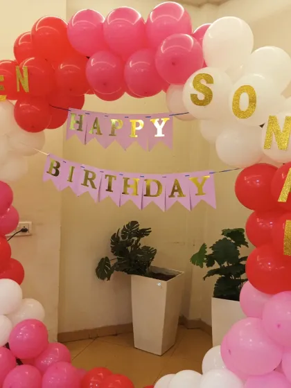 Close-up of the personalized name banner on the Barbie theme balloon ring.