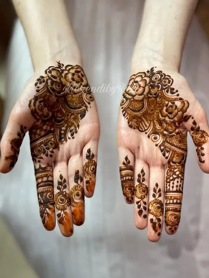 A little glimpse of a beautiful, simple design. This style focuses on a floral motif on the back of the hand, with delicate patterns on the fingers.